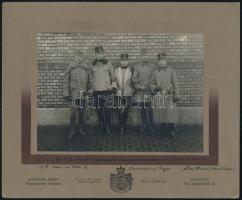 1915 A 4., 6., 7. lovas tüzér divízió tisztképző tanfolyamának kiképző tisztjei, a nevek felsorolásával, fotó kartonon, Schäffer Ármin műterméből, jó állapotban, 11×15 cm