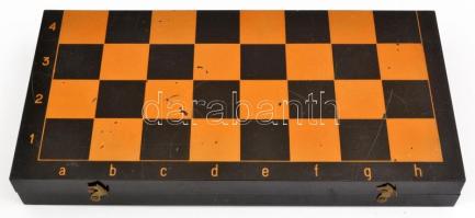 Faragott, festett fa sakk készlet kissé kopott táblával. 41x41 cm