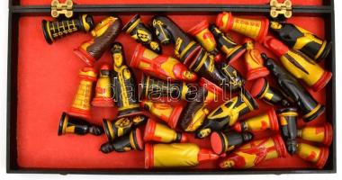 Faragott, festett fa sakk készlet kissé kopott táblával. 41x41 cm