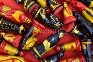 Faragott, festett fa sakk készlet kissé kopott táblával. 41x41 cm