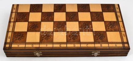 Faragott, lakkozott fa sakk készlet, faragott fa táblával. 45x45 cm