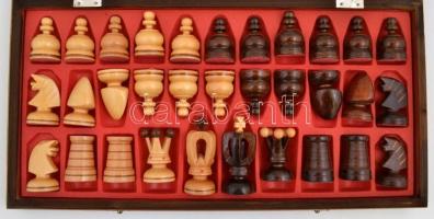 Faragott, lakkozott fa sakk készlet, faragott fa táblával. 45x45 cm