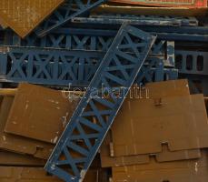 cca 1910 Az ügyes építőmester fém és kő építőjáték leírással nagyon sok darabból, fa ládában 39x26 c...