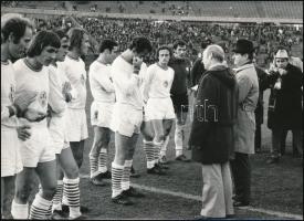 1974 Albert Flórián (1941-2011), az FTC labdarúgója aktív játékosi búcsúmérkőzése a Népstadionban, 2 db Kovács Gyula sportfotós által készített fotó, szép állapotban, 13×18 cm