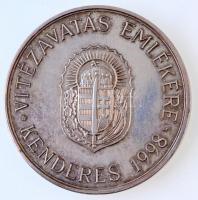 1998. "VITÉZAVATÁS EMLÉKÉRE KENDERES 1998." ezüstözött Br emlékérem, műanyag díszdobozban (42mm) T:1 patina, ph.