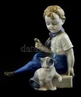 Kislány cicával, festett porcelán, alján 9 formaszámmal, apró kopásnyomokkal, m: 13 cm