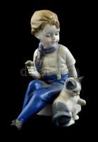 Kislány cicával, festett porcelán, alján "9" formaszámmal, apró kopásnyomokkal, m: 13 cm