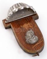 Kút Jézus fejjel, falra akasztható emléktárgy, fa alapon fém plasztikus rátétekkel, kút laza. hátold...