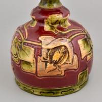 Jelzés nélkül: Fajansz petróleum lámpa. Festett, öntött fém lábbal. Kis kopással. m: 52 cm