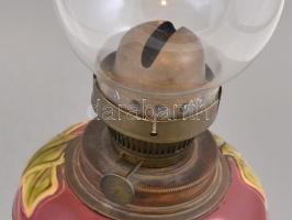 Jelzés nélkül: Fajansz petróleum lámpa. Festett, öntött fém lábbal. Kis kopással. m: 52 cm