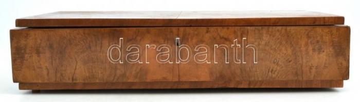 Régi rekeszes fadoboz, az egyik zsanér részben elengedett, az egyik kis láb hiányzik, a kulcs megvan...