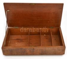 Régi rekeszes fadoboz, az egyik zsanér részben elengedett, az egyik kis láb hiányzik, a kulcs megvan...
