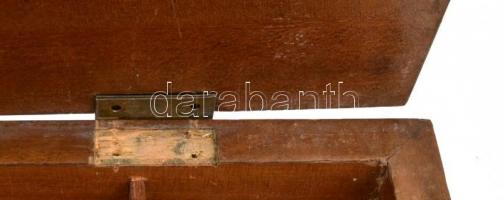 Régi rekeszes fadoboz, az egyik zsanér részben elengedett, az egyik kis láb hiányzik, a kulcs megvan...