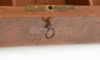 Régi rekeszes fadoboz, az egyik zsanér részben elengedett, az egyik kis láb hiányzik, a kulcs megvan...