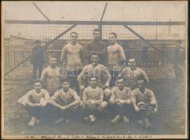 1906 Vélhetően a Fradi labdarúgó csapata feliratozott fotó MIhalik, Rutkai, Riesz, Hofmann, Schön. Pobuda Alfréd pecséttel jelzett fotója. 24x17 cm