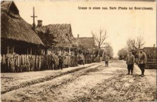 1916 Ploska (Brest-Litovsk), Strasse in einem russ. Dorfe / street in a Russian village, soldiers + K.u.K. Spitalszug Nr. 9.