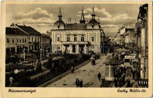 1941 Máramarossziget, Sighetu Marmatiei; Horthy Miklós tér, fodrász, borbély üzlet, Korona büfé, automobil / square, shops, buffet, automobil (EK)