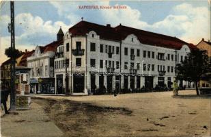 1915 Kaposvár, Hotel Korona szálloda, étterem és kávéház, üzletek, hirdetőoszlop cirkusz reklámjával. Szabó Lipót kiadása  (EK)