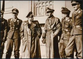 cca 1939-41 II. világháborús csoportkép a német Luftwaffe tisztjeivel, többek közt Ernst Udet (1896-1941), I. világháborús pilóta, 1939-1941 vezérőrnagyként Generalluftzeugmeister a Reichsluftfahrtministeriumban (birodalmi repülésügyi minisztérium fejlesztésért és beszerzésért felelős vezető tisztségviselője) és Adolf Galland (1912-1996) pilóta, őrnagy, későbbi vezérőrnagy, fotó, későbbi előhívás, bal felső sarka törésnyommal, 9x12,5 cm