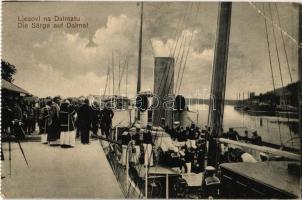 Ljesovi na Dalmatu / Die Särge auf Dalmat. K.u.K. Kriegsmarine / WWI Austro-Hungarian Navy, funeral wreaths from Dalmacia, coffins and mariners on board. J. Nikolac Eigentümer (EB)