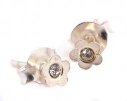 Ezüst(Ag) strasszokkal díszített virágos medál + apró fülbevalópár, jelzett, bruttó: 1,4 g