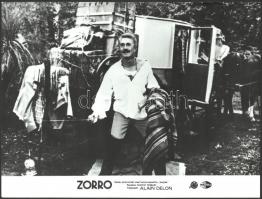 1975 Zorro c. film werkfotói, 5 db, egy fotón törésnyommal,18x24 cm