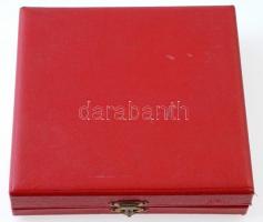 Mladonyiczky Béla (1936-1995) DN "Gémeskút" Br plakett Szign:MB díszdobozban (72mm) T:2