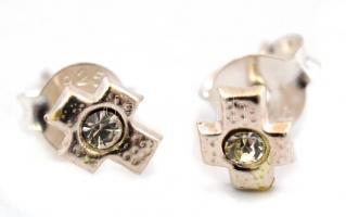 Ezüst(Ag) apró fülbevalópár, kereszttel, jelzett, 0,7 g