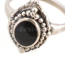 Ezüst(Ag) ónixszal, jelzett, méret: 59, bruttó: 5,4 g