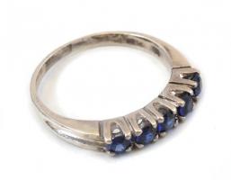 Ezüst(Ag) kék kövekkel díszített gyűrű, jelzett, méret: 53, bruttó: 1,9 g