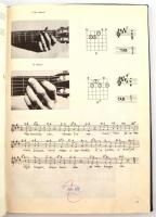 Muszty Bea Dobay András: Folk gitáriskola. Bp., é.n.. Népművelési és Propaganda Iroda. Műbőr kötés, ...