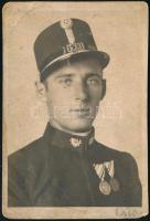 cca 1920-1940 Postás tisztviselő, háborús emlékérmekkel, fotó, a felületén törésnyommal, 8x5 cm