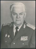 cca 1960 Hováth István altábornagy portréfényképe, kitüntetésekkel, szalagsávokkal, 12x9 cm