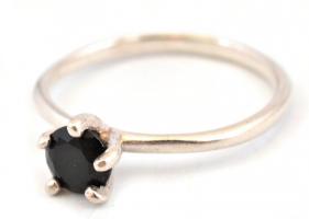 Ezüst(Ag) fekete kővel díszített soliter gyűrű, jelzett, méret: 51, bruttó: 1,1 g