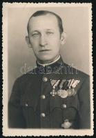 cca 1930-1940 Főhadnagy portréfotója, kitüntetésekkel, MOTESZ jelvénnyel, 8x6 cm