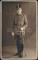 cca 1940 Főhadnagy fotója, kitüntetésekkel, karddal, sportbajnoki jelvénnyel, 13x8 cm