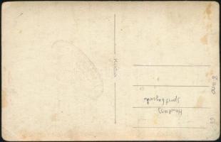 cca 1940 Főhadnagy fotója, kitüntetésekkel, karddal, sportbajnoki jelvénnyel, 13x8 cm