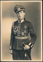cca 1939-1944 Német katonatiszt díszegyenruhában, kitüntetésekkel, jelvényekkel, karddal, 15x10 cm