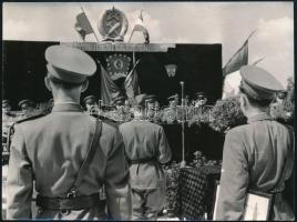 cca 1950 A kiváló szakasz címért küzdeni hazafias kötelesség, katonai ünnepség fotója, 13x17 cm