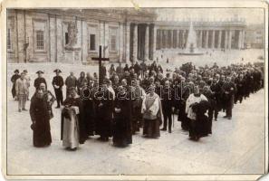 1925 A hercegprímási (II.) magyar zarándokok bevonulnak a Szent Péter Bazilikába / Hungarian pilgrims march into Saint Peters Basilica (Vatican) (EM)