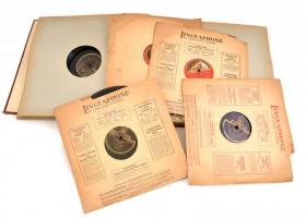 65 db háború előtti gramofon lemez, 4 db kivételével berakóban, 6 berakóban, az egyik berakó kötéstá...