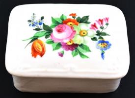 Porcelán doboz, kézzel festett virág motívummal, aljában litofán kép (fény felé fordítva jelenik meg). Jelzés nélkül, apró kopásnyomokkal, 6x8,5x4 cm