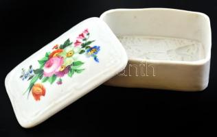 Porcelán doboz, kézzel festett virág motívummal, aljában litofán kép (fény felé fordítva jelenik meg...