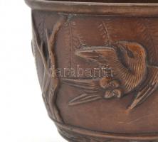 Madaras, japonizáló motívummal díszített, három lábon álló réz tál, enyhén kopott, m: 8 cm, d: 9 cm