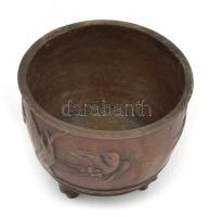 Madaras, japonizáló motívummal díszített, három lábon álló réz tál, enyhén kopott, m: 8 cm, d: 9 cm