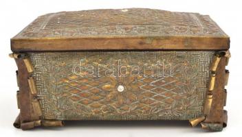 Régi rézborítású ékszeres doboz, benne bizsu nyakláncokkal, gyöngyökkel. 18x13x10 cm