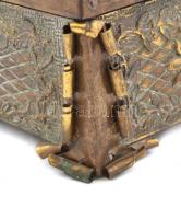 Régi rézborítású ékszeres doboz, benne bizsu nyakláncokkal, gyöngyökkel. 18x13x10 cm