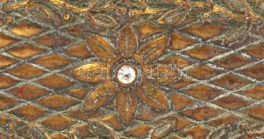 Régi rézborítású ékszeres doboz, benne bizsu nyakláncokkal, gyöngyökkel. 18x13x10 cm