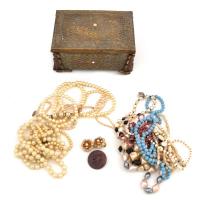 Régi rézborítású ékszeres doboz, benne bizsu nyakláncokkal, gyöngyökkel. 18x13x10 cm