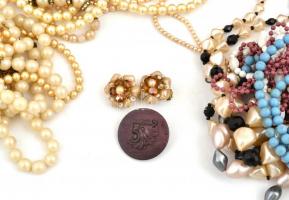 Régi rézborítású ékszeres doboz, benne bizsu nyakláncokkal, gyöngyökkel. 18x13x10 cm